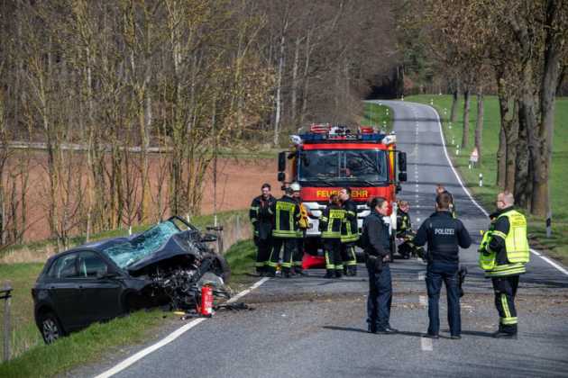 Auto kracht aus ungeklärter gründ gegen Baum: Fahrer 39 stirbt